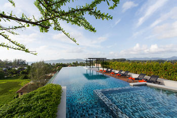 6Th Avenue Surin Beach in Phuket